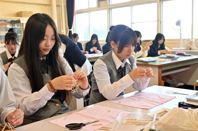 【写真】住民を講師に麦わらでヒンメリ制作　芽室高校で体験授業