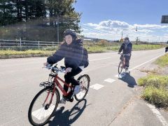 浦幌の景色を眺めながらサイクリングを楽しむ参加者（浦幌神社提供）