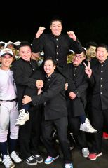 帯農の野球部員やＯＢの３年生から担がれ祝福される澁谷純希投手（２４日午後８時１０分ごろ、
塩原真撮影）