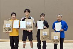 シングルス各部の優勝者。左から３部の阿部将大、１部の清水吏、２部の庄司真緒、４部の高橋一郎