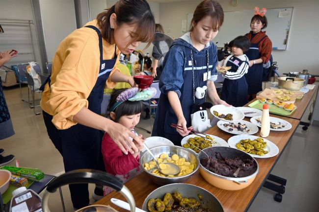 【写真】収穫したカボチャを使ってスイーツ作り　音更