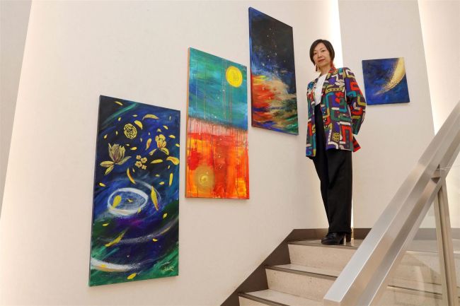 【写真】絵本作家蒲生さん個展　帯広空港内ステップギャラリーで