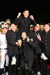 野球部員やＯＢの３年生から担がれ祝福される帯農の澁谷純希投手（２４日午後８時１０分ごろ、　塩原真撮影）