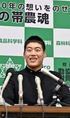 記者会見で「ファイターズは憧れのチーム」と笑顔で語る澁谷純希投手（２４日午後７時５０分ごろ帯広農業高校で。塩原真撮影）