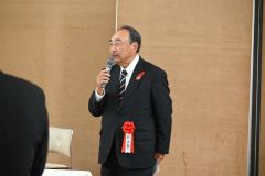 閉式のあいさつをする小島副会長