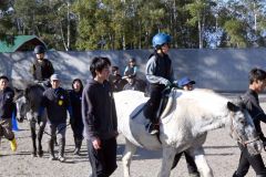 乗馬体験する子どもたち