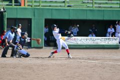 【決勝・帯西陵・帯八―帯翔陽・帯四】三回表、帯西陵・帯八の鈴木佑星が左前適時打を放つ