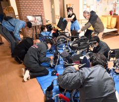 車いすをメンテナンスする損害保険ジャパン東北海道支店の関係者ら