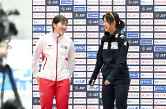 女子１５００メートルで２位に入賞した堀川桃香（左）。表彰台の前で、優勝した高木美帆（右）と談笑する堀川（金野和彦撮影）