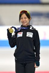 女子１５００メートルで優勝し、９連覇を達成し、金メダルを手に笑顔を見せる高木美帆（金野和彦撮影）