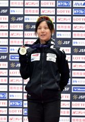 女子１５００メートルで優勝し、９連覇を達成し、金メダルを手に記念写真に納る高木美帆（金野和彦撮影）