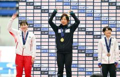 女子１５００メートル表彰で観客に向かって手を振る高木美帆（中央）と２位の堀川桃香（左）。右は３位の山田梨央（金野和彦撮影）