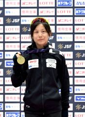 女子１５００メートルで優勝し、９連覇を達成し、金メダルを手に記念写真に納る高木美帆（金野和彦撮影）