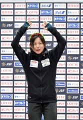 女子１５００メートルで優勝し、９連覇を達成し、表彰台の上から観客に手を振る高木美帆（金野和彦撮影）