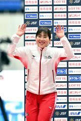 女子１５００メートルで２位に入り、表彰台に上がる堀川桃香（金野和彦撮影）