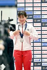 女子１５００メートルで２位に入り、銀メダルをかける堀川桃香（金野和彦撮影）