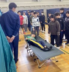 本別中央小で一日防災学校　段ボールベッド作製や大雨の危険性など学ぶ 3