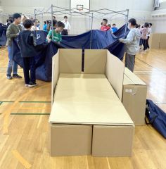 本別中央小で一日防災学校　段ボールベッド作製や大雨の危険性など学ぶ 4