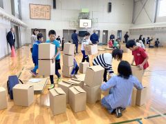 本別中央小で一日防災学校　段ボールベッド作製や大雨の危険性など学ぶ 7