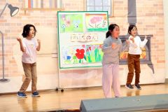 人気の「ブリンバンバンボン」ダンスを踊る子どもたち