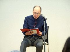 朗読を披露する元ＨＢＣアナウンサーの田村さん