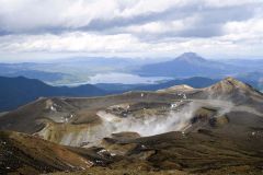 雌阿寒岳からは噴気と阿寒湖、雄阿寒岳が見え、大地の息吹を体感できる