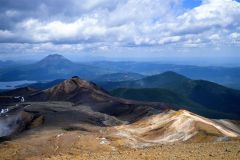 雌阿寒岳から剣ケ峰へと続く山道。森林限界を超え、火山帯らしい景色が広がる