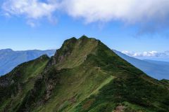 ニセイカウシュッペ山手前の山道から見える大槍。頂には３人の若者が立っていた