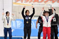 女子３０００メートルの表彰後、スタンドに笑顔で手を振る（右から）２位の堀川桃香、優勝の高木美帆、３位の高橋侑花