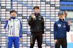 男子１５００メートルの表彰でメダルを掲げる、（左から）２位の一戸誠太郎、優勝の野々村太陽、３位の小島良太（金野和彦撮影）