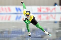 【女子５００メートル】４位に入った山根佳子のバックストレートの滑り（金野和彦撮影）