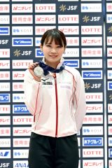 女子５００メートルで２位に入り、銀メダルを手に笑顔を見せる稲川くるみ（金野和彦撮影）