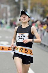 １時間１７分３５秒で女子総合優勝を果たした嶋田早紀