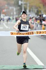 １時間１７分３５秒で女子総合優勝を果たした嶋田早紀