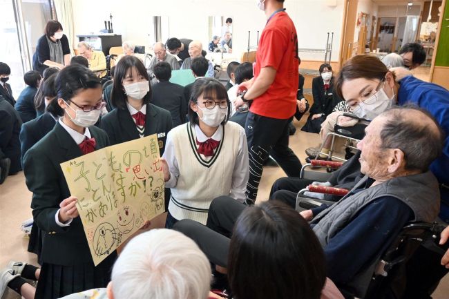 芽室の先輩、ふるさとのこと教えて　芽室西中２年生がけいせい苑入所者と交流