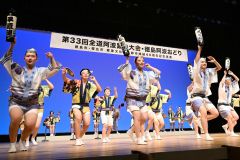 迫力のある踊りを披露した帯広平原連・エクラ合同連（２７日、須貝拓也撮影）