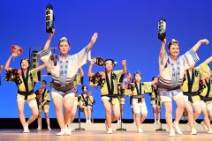 迫力のある踊りを披露した帯広平原連・エクラ合同連（２７日、須貝拓也撮影）