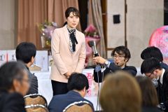 報道陣の取材を受ける石川香織氏（２７日午後９時すぎ、塩原真撮影）