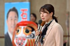 当確を決め支援者にあいさつする石川香織氏（２７日午後８時５０分ごろ、塩原真撮影）