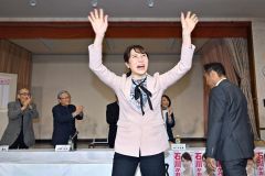 当確を決め支援者に手を振る石川香織氏（２７日午後８時２０分すぎ、塩原真撮影）