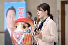 当確を決め支援者にあいさつする石川香織氏（２７日午後８時５０分ごろ、塩原真撮影）