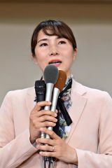 当確を決め支援者にあいさつする石川香織氏（２７日午後８時５０分ごろ、塩原真撮影）