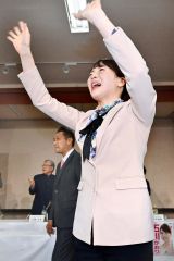 当確を決め支援者に手を振る石川香織氏（２７日午後８時２０分すぎ、塩原真撮影）