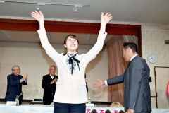 当確を決め支援者に手を振る石川香織氏（２７日午後８時２０分すぎ、塩原真撮影）