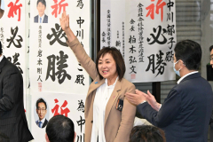 支援者からの拍手の中、選挙事務所に入る中川氏