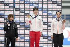 女子５０００メートルは十勝の関係選手が表彰台を独占。（左から）２位の新田恭子、優勝の堀川桃香、３位のウイリアムソン・レミ（金野和彦撮影）