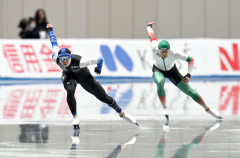 【男子１０００メートル】バックストレートで同走の山田将矢（右後方）と競り合う野々村太陽（左）