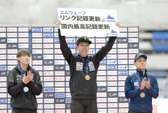 男子１０００メートルで国内最高、リンク新、大会新で優勝を飾った新濱立也（中央）。左は２位の野々村太陽、右は３位の小島良太（金野和彦撮影）