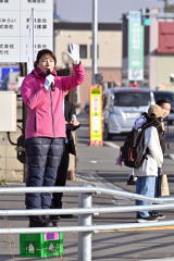 朝の通勤時間中に街頭に立つ石川氏（２８日午前７時５０分ごろ、音更町木野大通西３で。塩原真撮影）