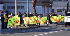 旗を持って安全運転を呼び掛ける参加者ら